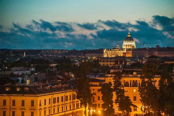 Vista noturna na catedral de St. Peters em Roma, Itália — Fotografia de Stock