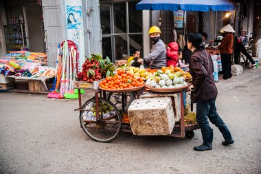 Geleneksel konik şapkalı bir kadın