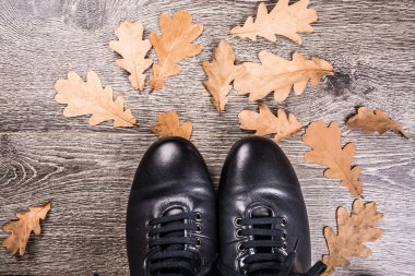 Zemin üzerinde mavi çizmeler.