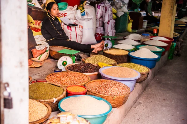 Mercado em Ninh Binh cidade, Vietnã — Fotografia de Stock