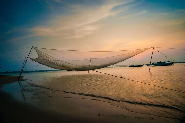 Cena calma de rede de pesca contra o pôr do sol roxo . — Fotografia de Stock