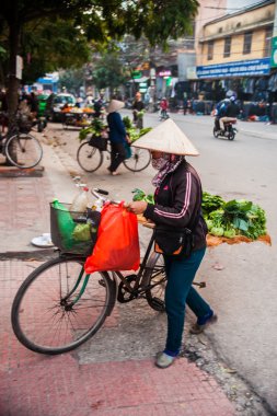 Geleneksel konik şapkalı bir kadın