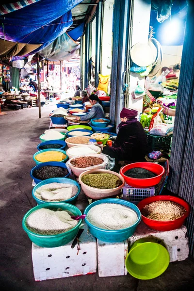 Mercato nella città di Ninh Binh, Vietnam — Foto Stock