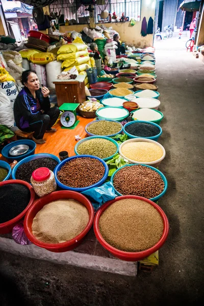 Mercato nella città di Ninh Binh, Vietnam — Foto Stock
