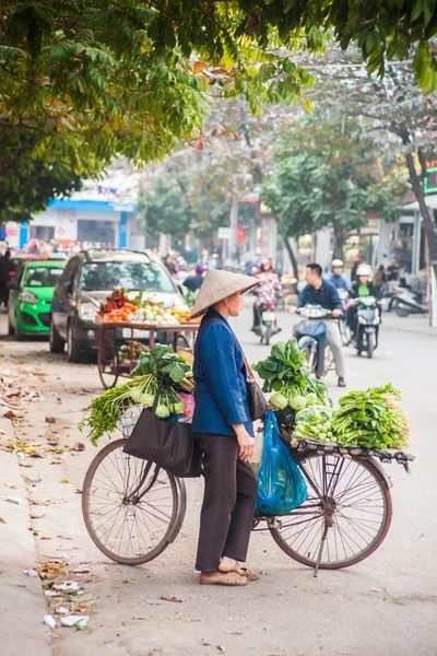 Une femme au chapeau conique traditionnel — Photo