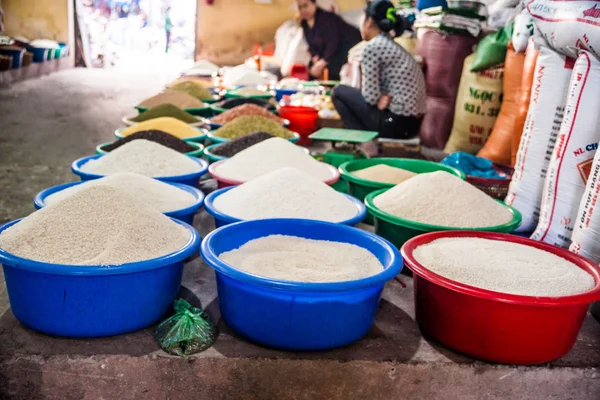 Mercado en Ninh Binh ciudad, Vietnam — Foto de Stock