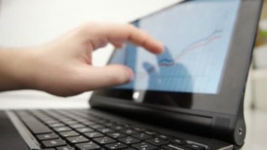 Bir dizüstü bilgisayar üzerinde çalışan adam