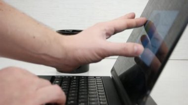 Bir dizüstü bilgisayar üzerinde çalışan adam