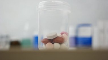 Doktorlar el ile ölçüm silindir hap.