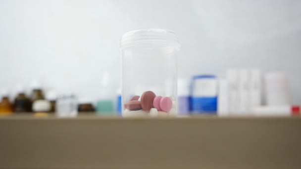 Médicos mano con pastillas en el cilindro de medición . — Vídeos de Stock