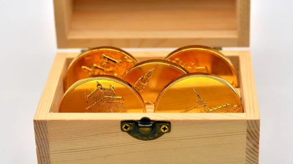 Gouden Munten Een Houten Kist — Stockfoto