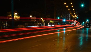 Aydınlatılmış bir şehrin gece caddesi