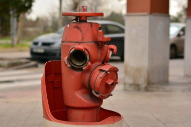 Caddedeki yangın musluğunun ayrıntıları