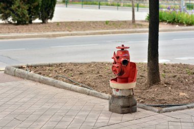 Caddedeki yangın musluğunun ayrıntıları