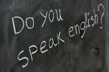 Tahtaya yazılmış İngilizce biliyor musun?