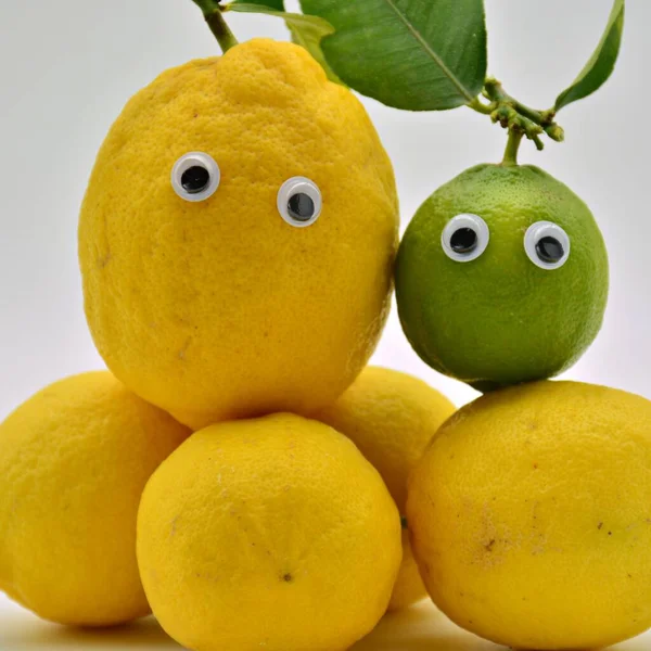Yellow Green Lemons Eyes Top Other Freshly Cut Lemons — Stock Photo, Image