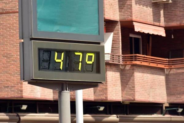 Termometer Jalan Pada Tanda Jalan Derajat Celcius — Stok Foto