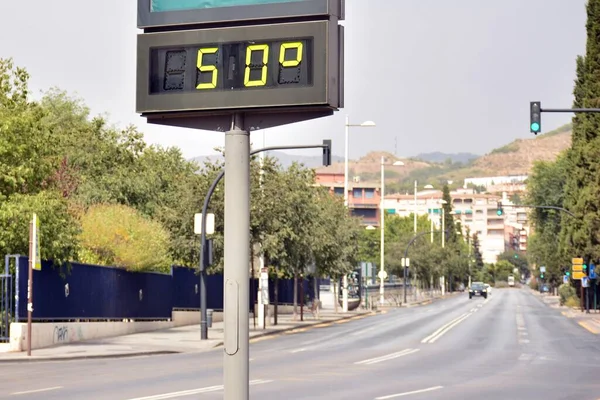 Termometro Stradale Una Strada Che Segna Gradi Celsius Estate — Foto Stock