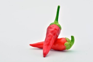 Beyaz arka plan üzerinde izole kırmızı biber