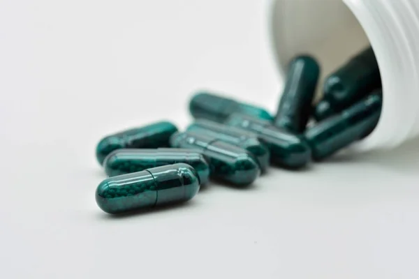 Forma Farmacêutica Cápsulas Verdes Isoladas Sobre Fundo Branco — Fotografia de Stock