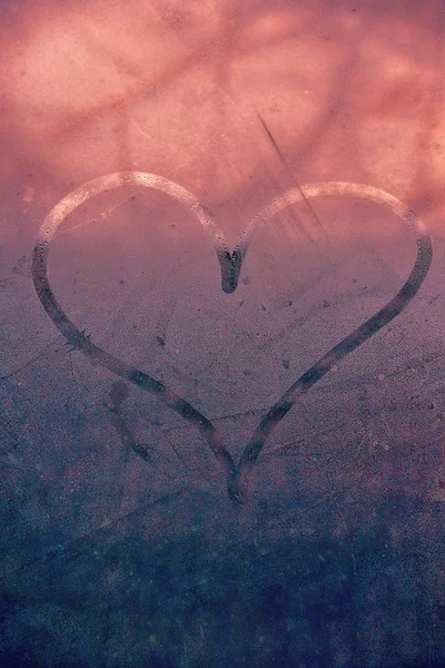Forma do coração escrito em vidro para São Valentim — Fotografia de Stock
