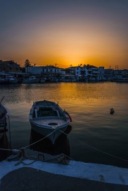 Köy limanındaki balıkçı teknesi