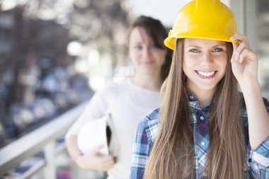 Kask ile genç mimar