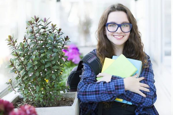 Hermosa estudiante con libro — Foto de Stock