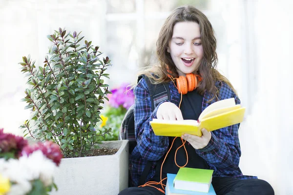 Menina leitura livro — Fotografia de Stock