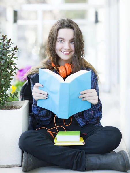 Menina leitura livro — Fotografia de Stock