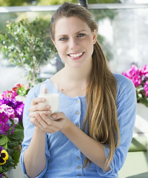 Meisje met glas melk — Stockfoto