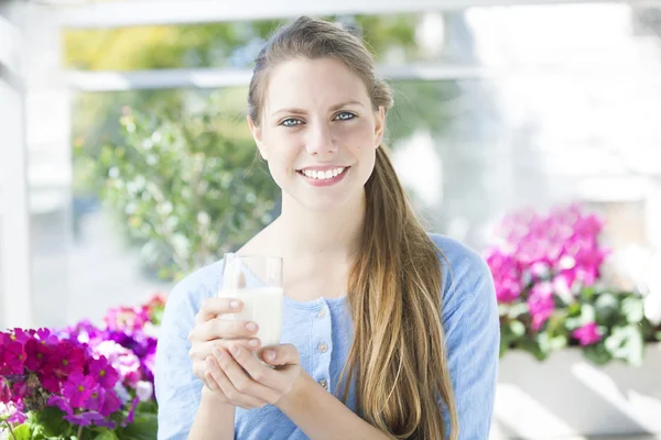 Meisje met glas melk — Stockfoto