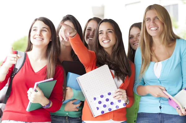Unga kvinnliga studenter — Stockfoto