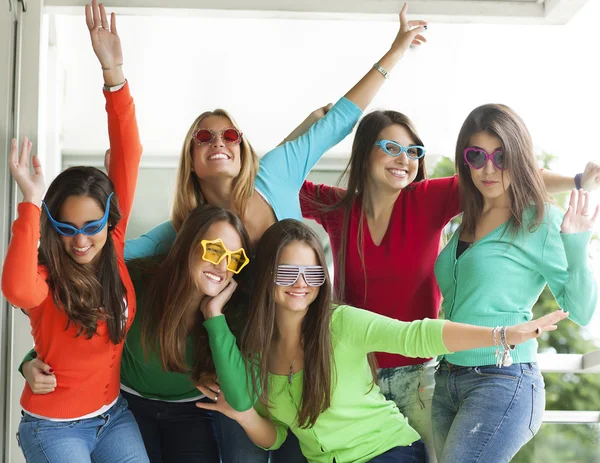 Guapas chicas jóvenes celebrando — Foto de Stock