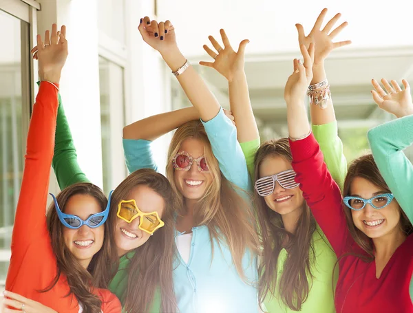 Meninas bonitas comemorando — Fotografia de Stock