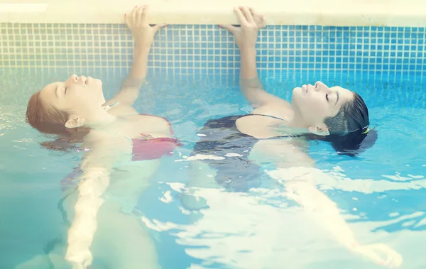 Chicas en la piscina — Foto de Stock