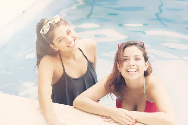 Дівчата в басейні — стокове фото