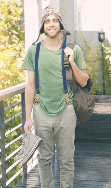 Dünyayı dolaşarak hipster adam