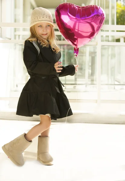 Balonlar ile şirin kız — Stok fotoğraf