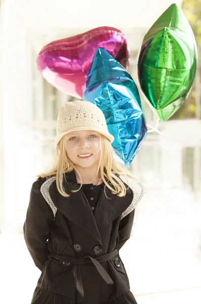 Niedliches Mädchen mit Luftballons — Stockfoto