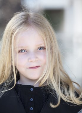 Balonlar ile şirin kız