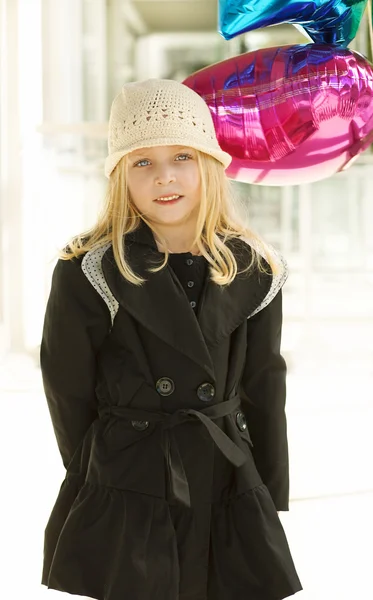 可爱的女孩与气球 — 图库照片