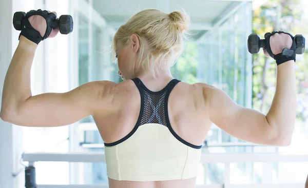 Treinamento de mulher fitness — Fotografia de Stock