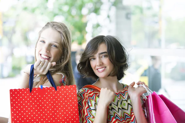 Alışverişe çıkmayı düzülmüş kızlar — Stok fotoğraf