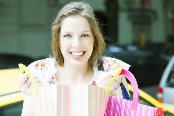 Gorgeus loira mulher compras — Fotografia de Stock