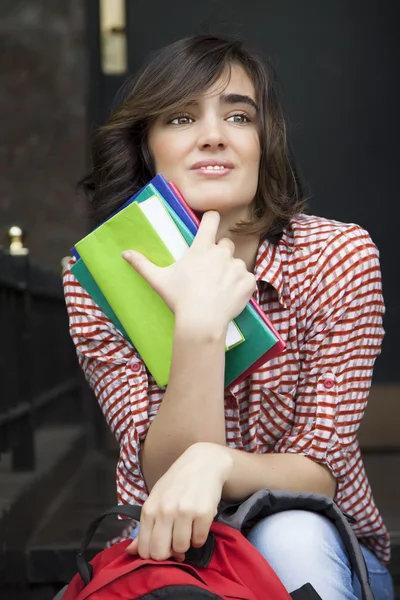 Gorgeus mulher cabelo curto com livros — Fotografia de Stock