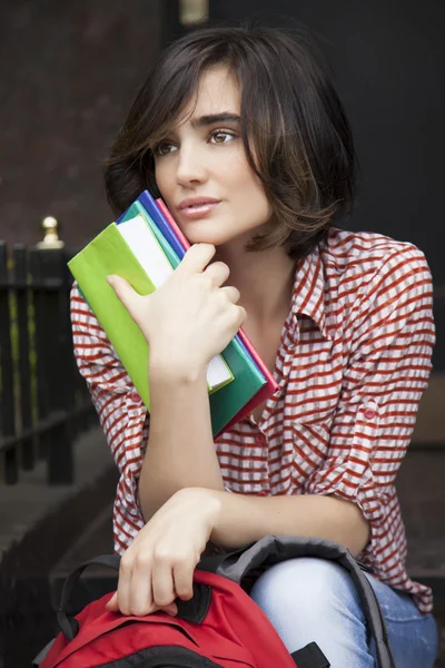 Gorgeus femme cheveux courts avec des livres — Photo