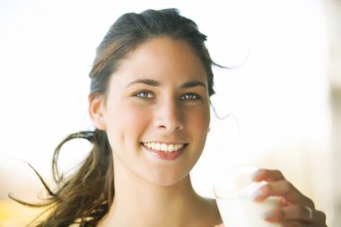 Güzel esmer süt içerken