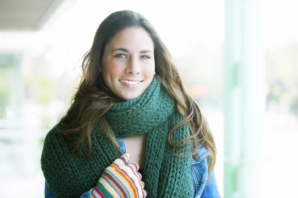 Belle brune habillée avec des vêtements chauds d'hiver — Photo