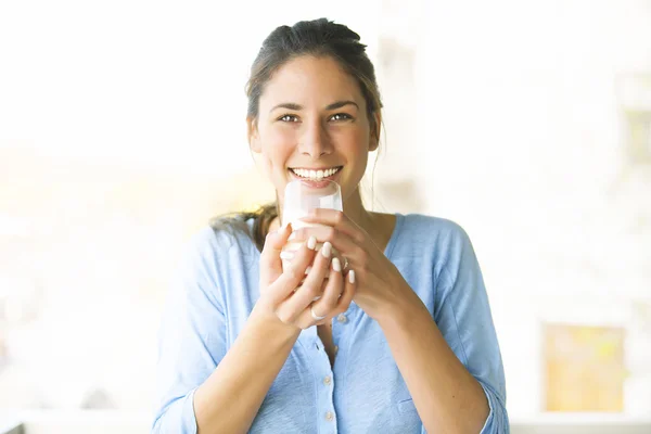 Beautifull brunette drinking milk — Stock Photo, Image